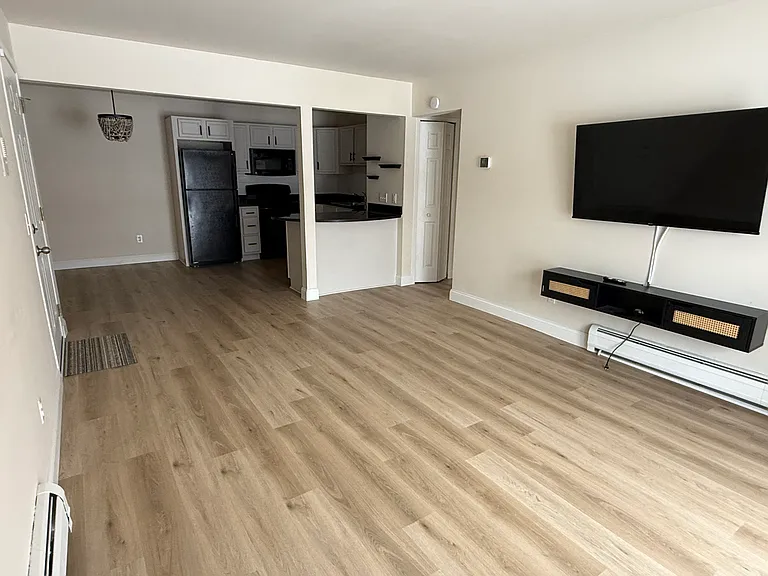 2425 Torquay Ave #101 — Photo 3