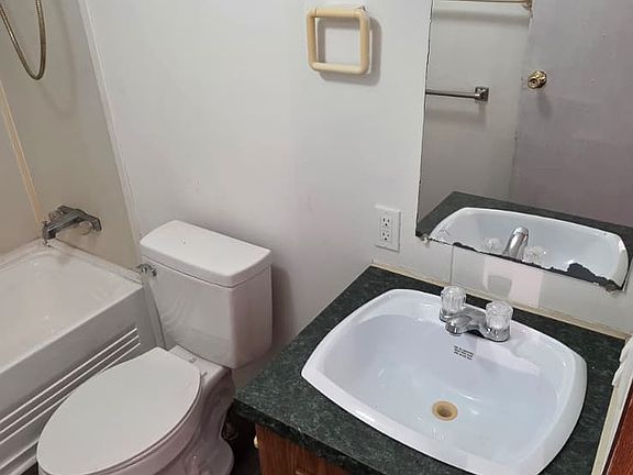 4th image of 8364 Cedar St #4