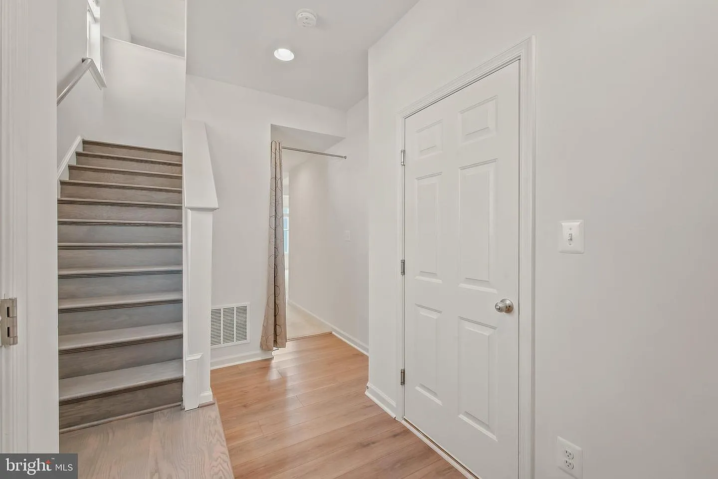 3 bed, 2480 sqft, $2,100 — Photo 2
