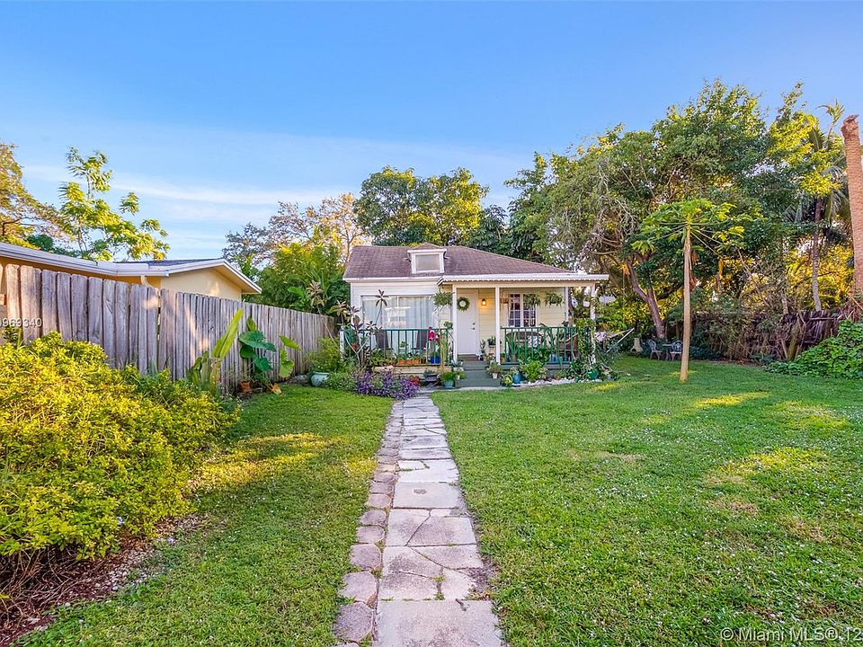 1st image of 820 Tequesta St