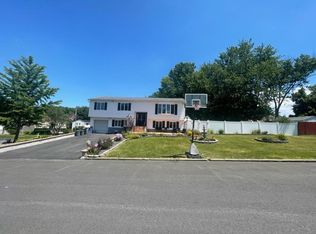 322 Burroughs Ln, New Windsor, NY 12553