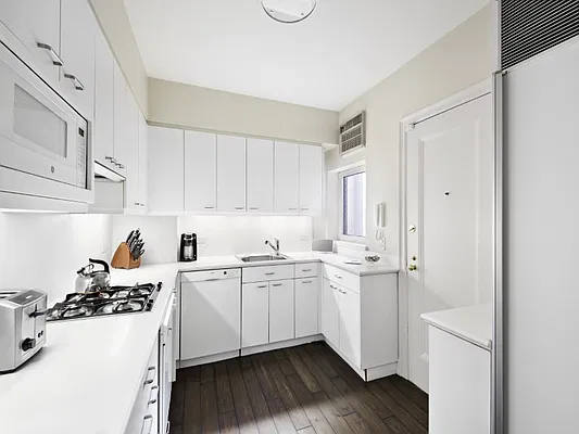 Sold by Sotheby's International Realty | media 9