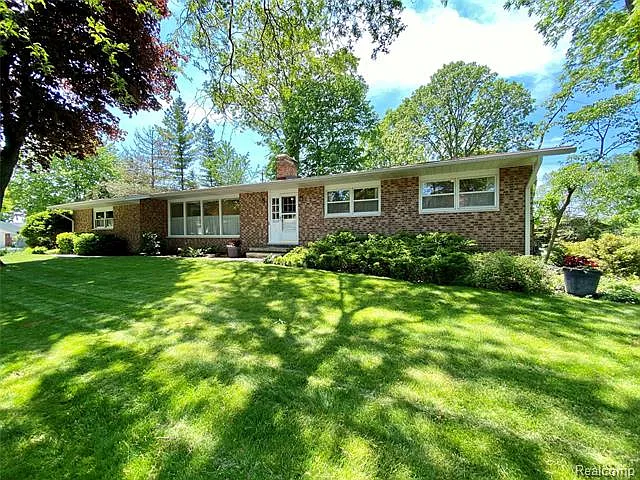2533 Riverwood Dr photo 1