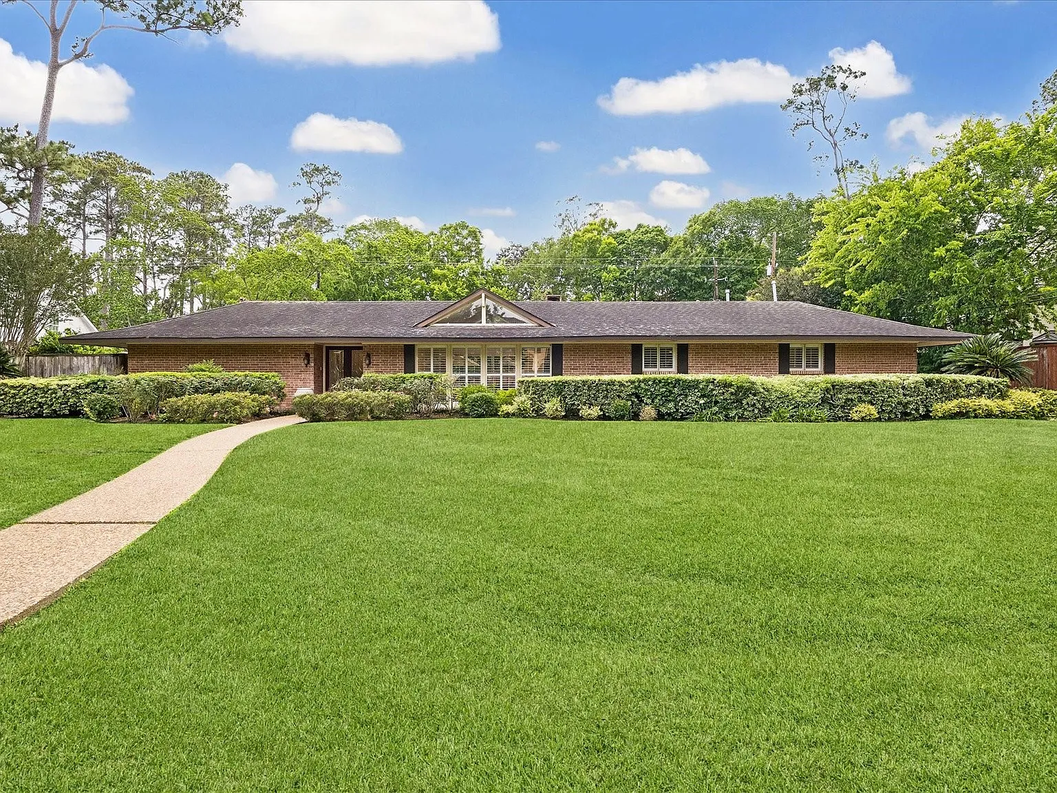 4 bed, 3.5 bath, 3754 sqft, $9,500 — Photo 1