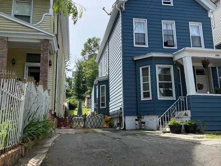 386 Summer Ave — Photo 2