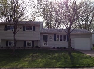 2401 N Hazelwood Ave, Davenport, IA 52804