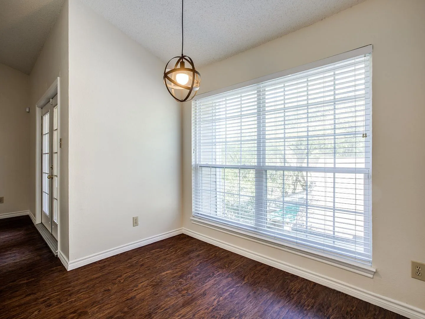 Two bedroom in the shaded Fair Oaks Apartments — Photo 4