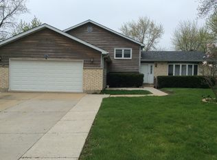 576 White Birch Rd, Lindenhurst, IL 60046