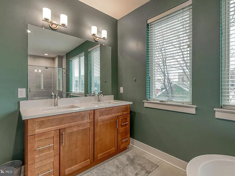 1239 E Palmer St — Photo 18