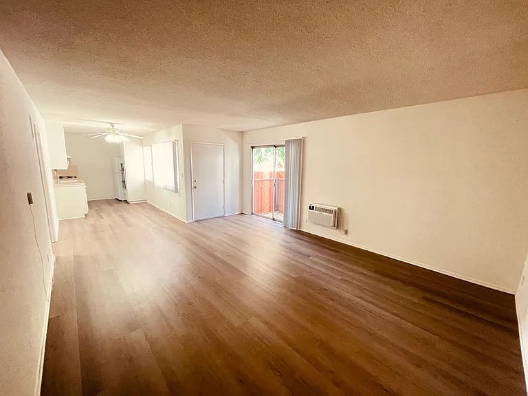 4403 Mammoth Ave — Photo 4