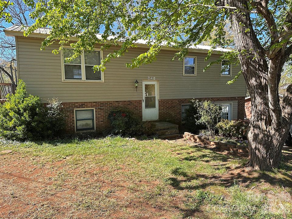 1st image of 621 E 11th St