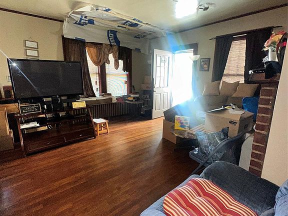 5th image of 627 E Black St