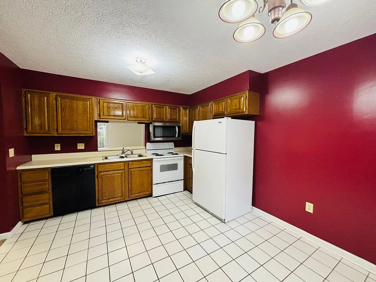 3 Bedroom 2.5 Bath Townhouse — Photo 3