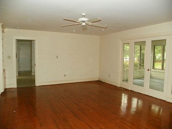 4th image of 21 Old Meadow Dr