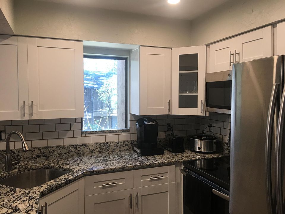 Kitchen - Granite counters, modern appliances and garbage disposal