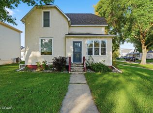 402 N 4th St, Grand Forks, ND 58203
