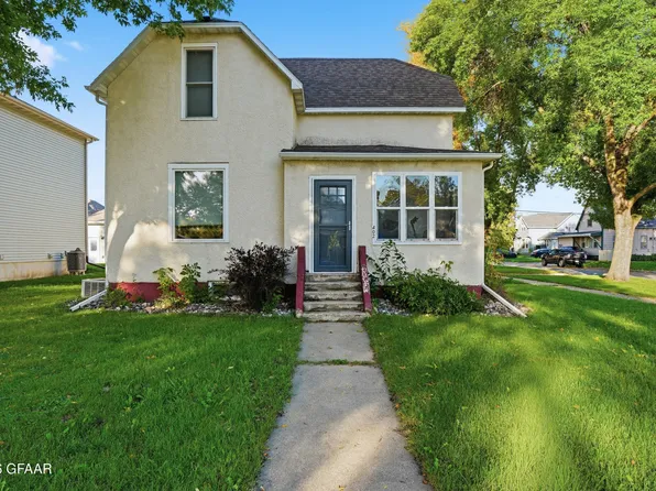 402 N 4th St, Grand Forks, ND 58203