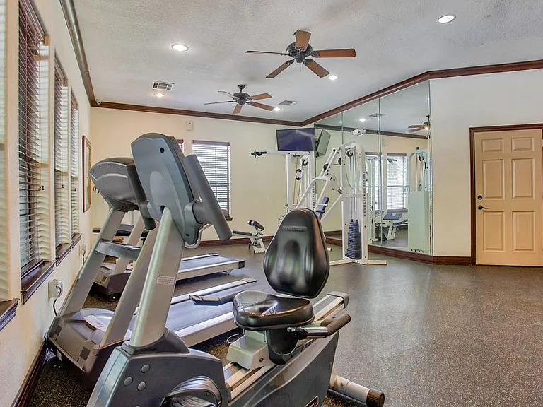 Nestled in a serene setting with beautiful views, Mission Oak apartment provides a peaceful retreat that feels worlds away while being conveniently located near shopping, dining, and major employers.