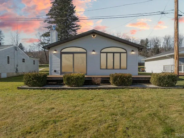 5744 Bullard Rd, Fenton, MI 48430
