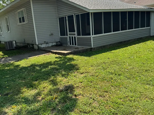 209 N 7th St, Benton, IL 62812