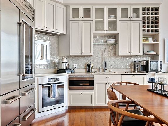 4th image of 975 Memorial Dr APT 210