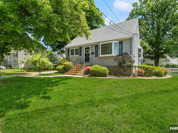 5 Oakwood Ter, Bloomingdale, NJ 07403