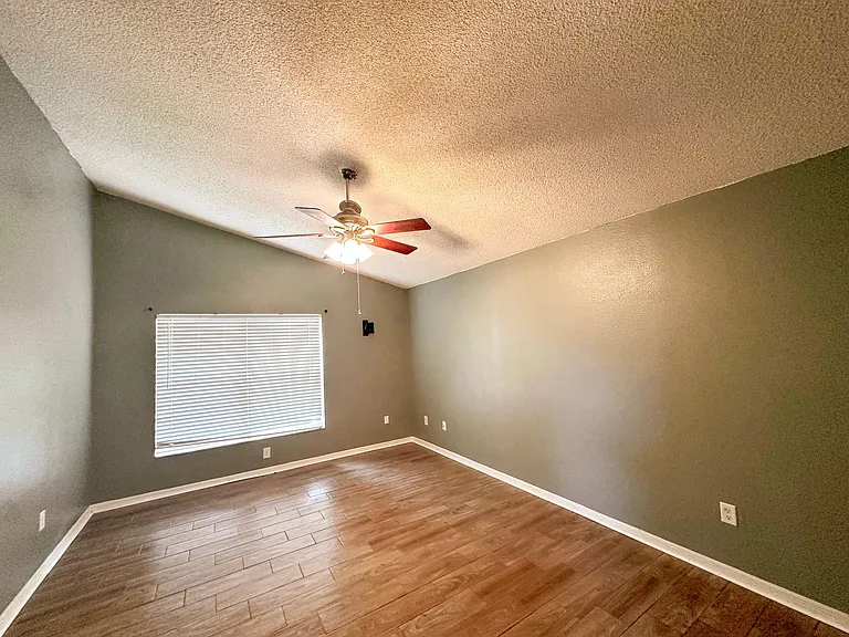 1004 Beckstrom Dr — Photo 8