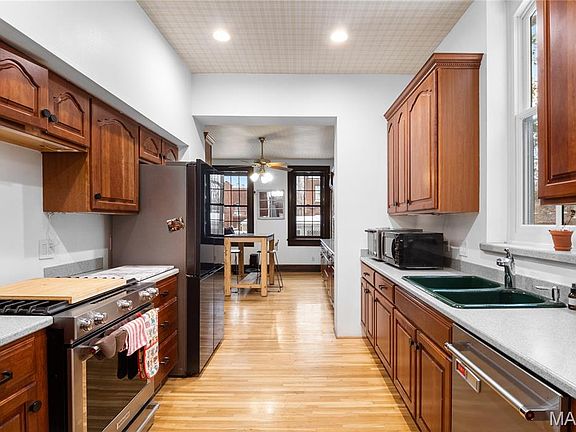 5th image of 922 Russell Blvd