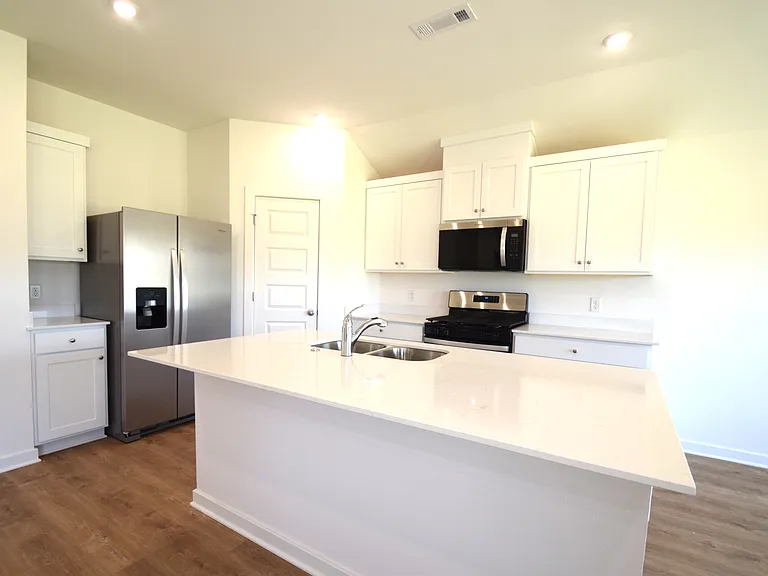 577 Nevada St — Photo 2