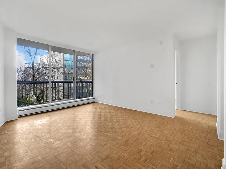 1433 Burnaby St — Photo 8
