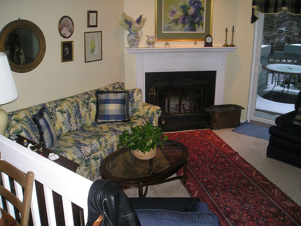 Living room w/ fireplace