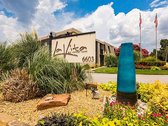 LaVita on Lovers Lane signage