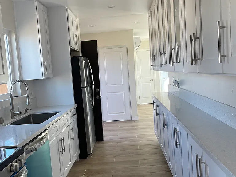 1005 Neptune Dr — Photo 6