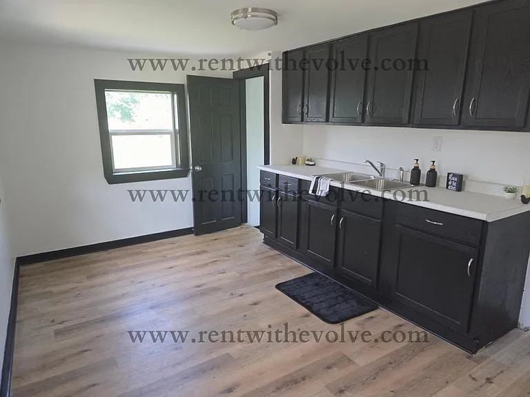 512 S West St — Photo 3