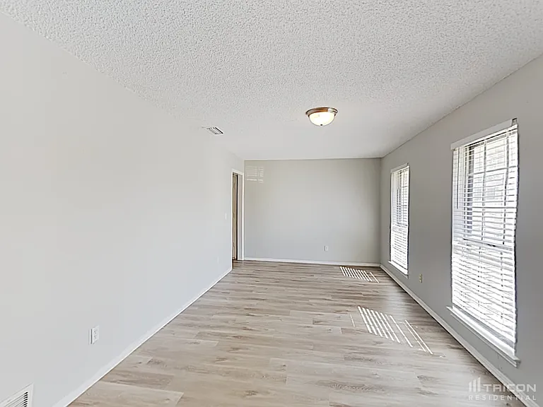 835 Live Oak Dr — Photo 5