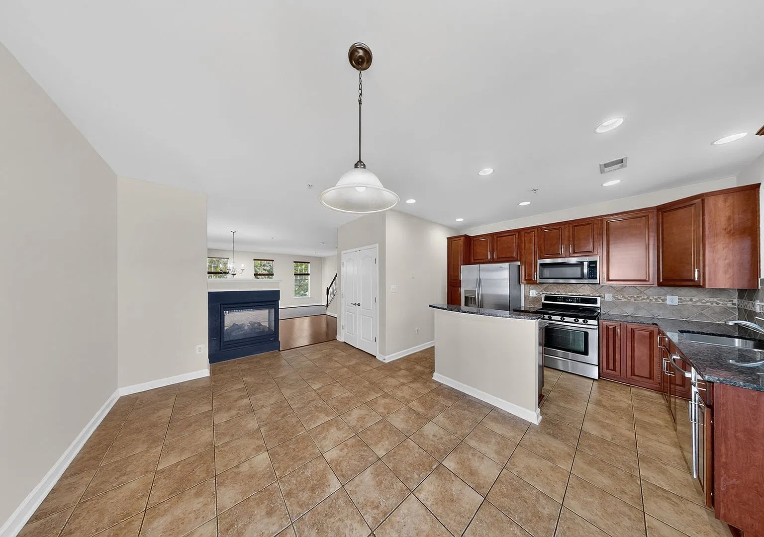 End Unit Luxury 3Bed + 2 full/2 Half TH! Two Car Garage parking — Photo 2