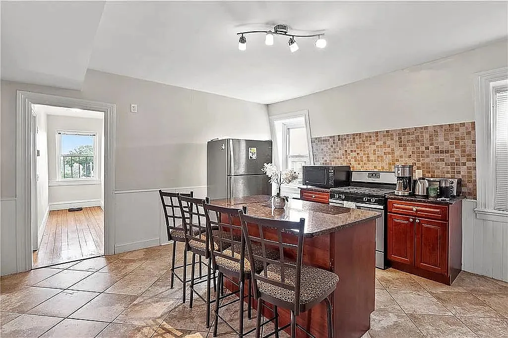 3 bed, 971 sqft, $2,400 — Photo 1