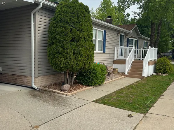 561 Bear Lake Ct, Kimball, MI 48074