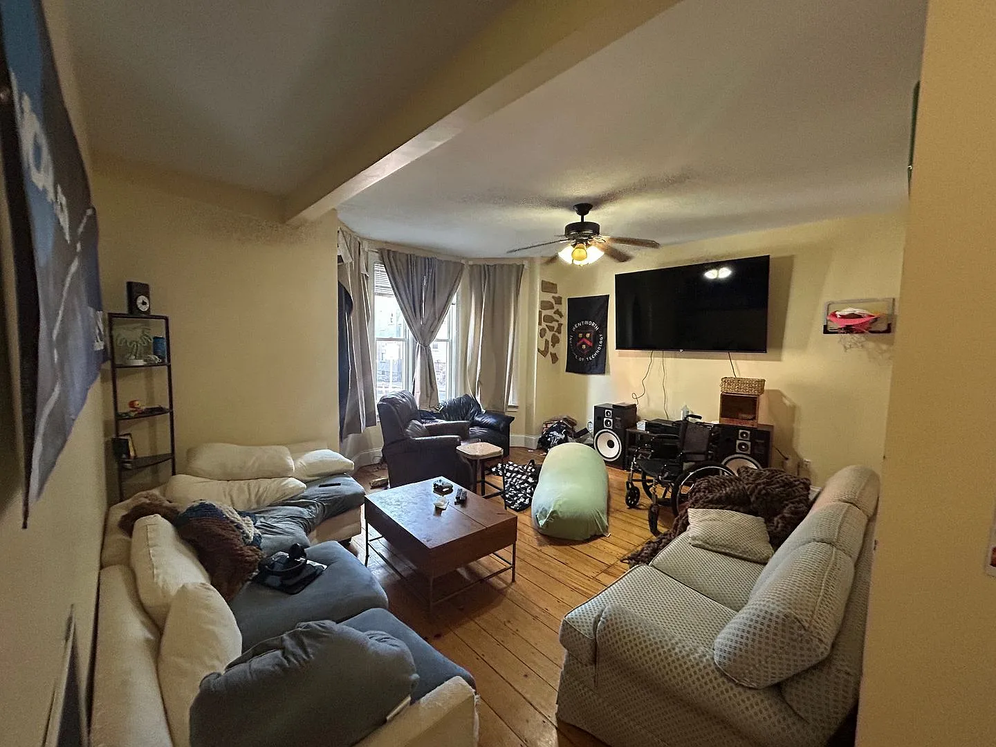 No Fee 6 Bed/2 Bath In Prime Mission Hill Location ~ A/C, In-Unit Laundry — Photo 2