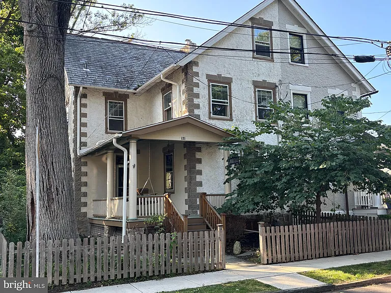 121 W Oakland Ave — Photo 1