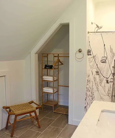 Upstairs en-suite bathroom off queen size room