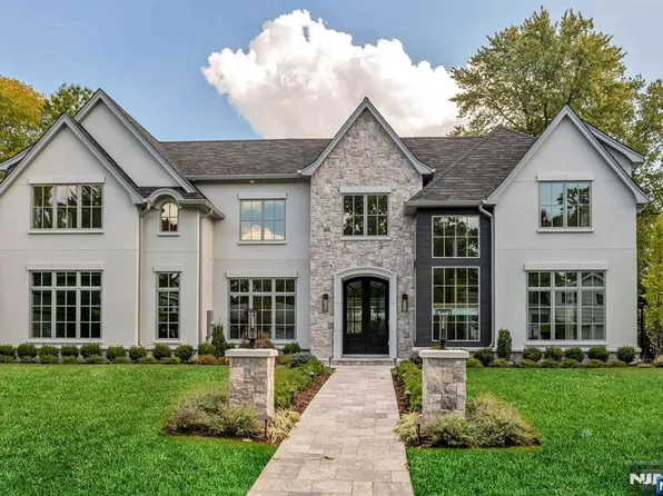 46 Cambridge Pl, Englewood Cliffs, NJ 07632