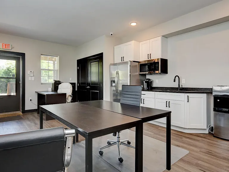 1384 E Main St — Photo 3