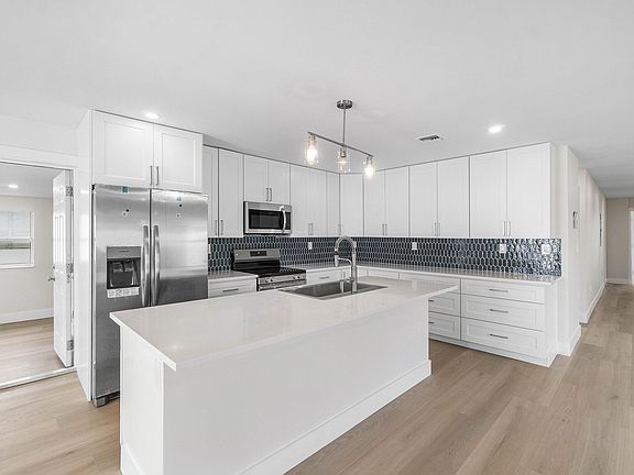 2nd image of 325 SW 8TH Avenue
