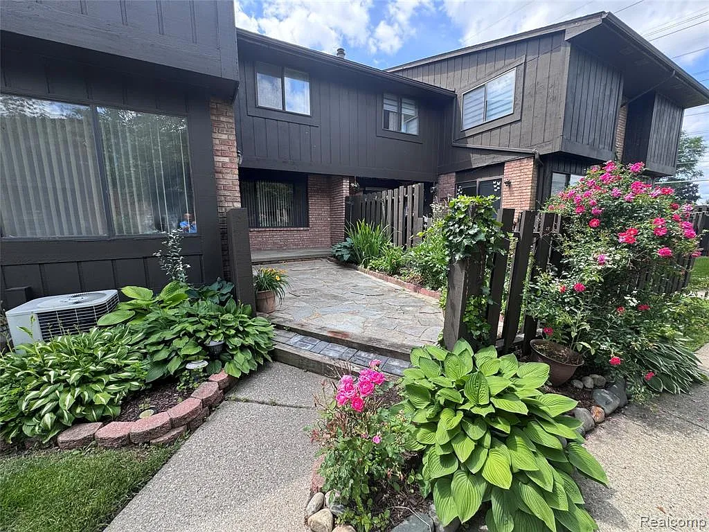 2 bed, 1.5 bath, 1277 sqft, $1,790 — Photo 2