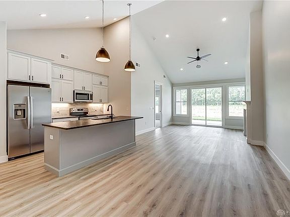 4th image of 833 Brookwood Cir