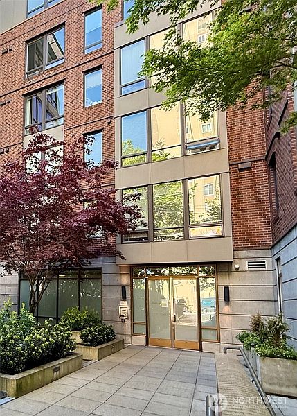 3rd image of 4547 8th Avenue NE #204