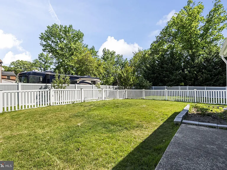 8005 Woodholme Cir — Photo 4