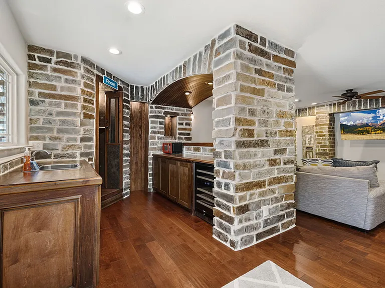Almand Dr — Photo 16
