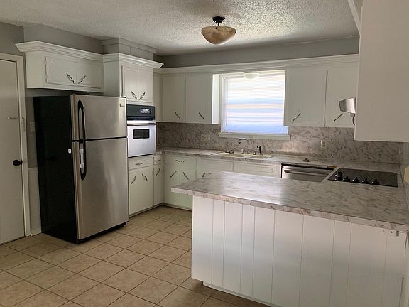 3rd image of 6211 NW Cedarwood Dr
